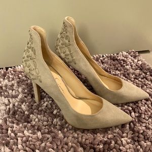 Jessica Simpson size 9. Light Grey pumps